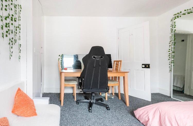 Homestay Center Spacious Bedrooms