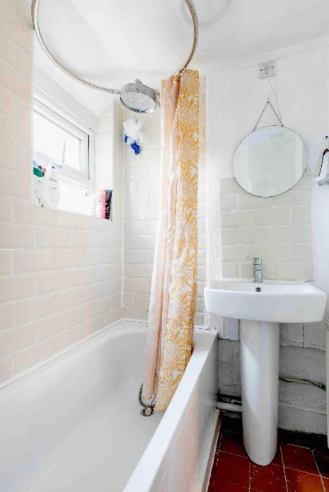 Center Spacious Bedrooms Homestay *